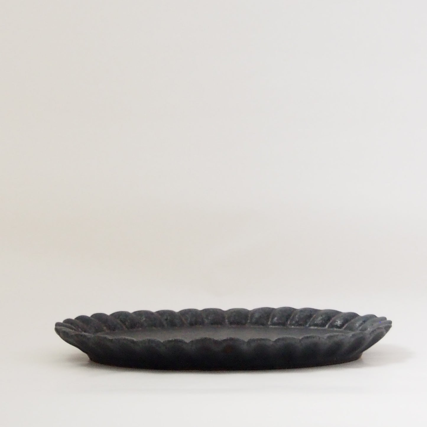 10 黒釉輪花楕円皿（M） | 青柳憲儀