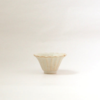 31　白釉輪花杯 | 青柳憲儀