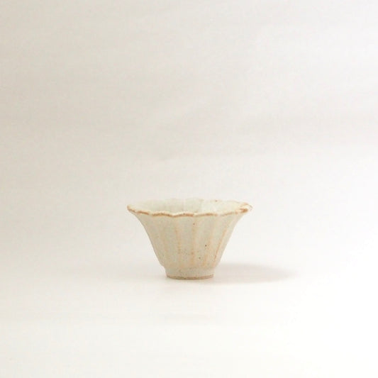 31　白釉輪花杯 | 青柳憲儀