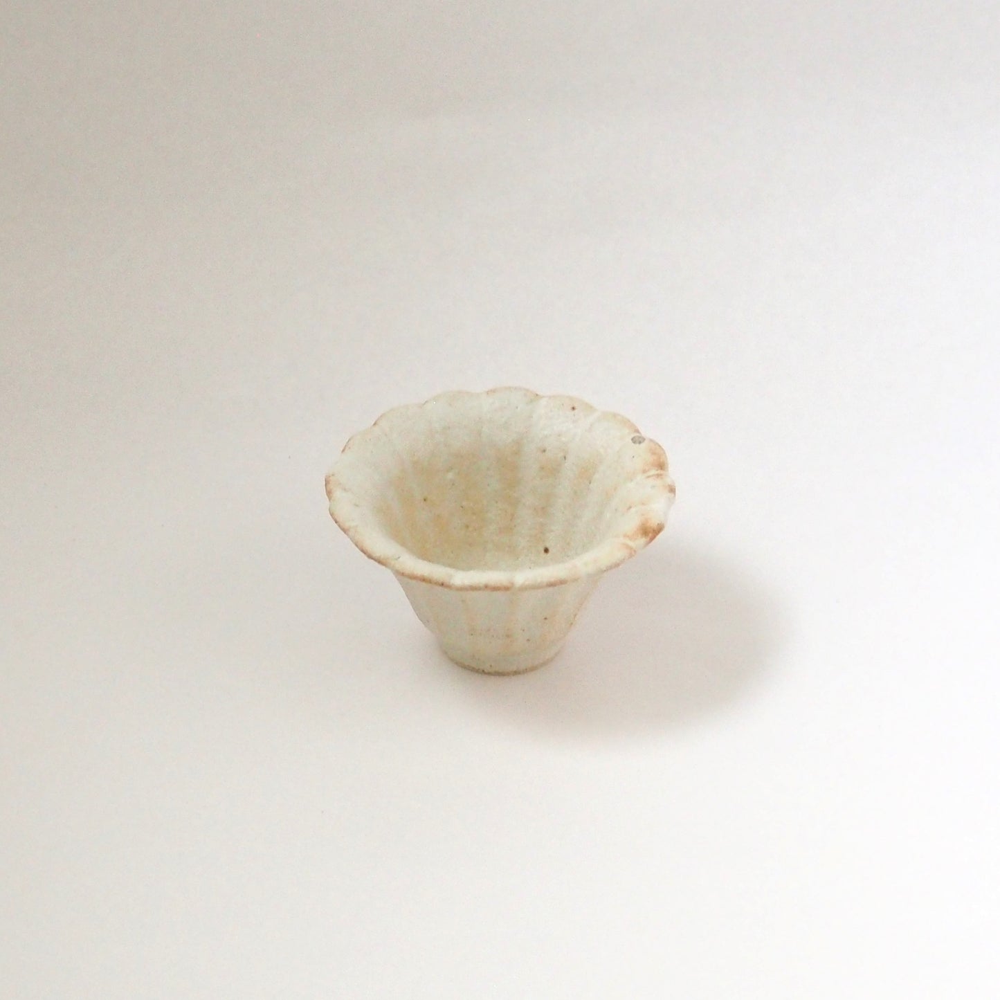 31　白釉輪花杯 | 青柳憲儀