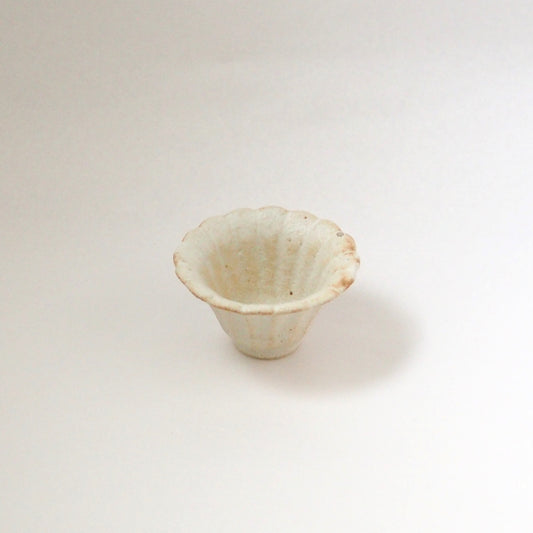 31　白釉輪花杯 | 青柳憲儀