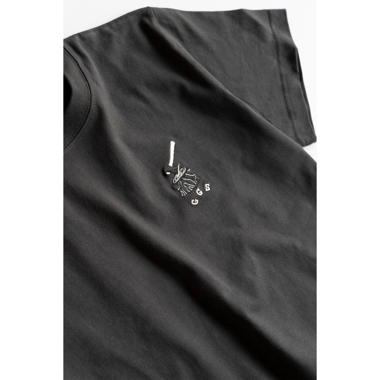 1　刺しゅうTシャツ 薪割り | 四々舎