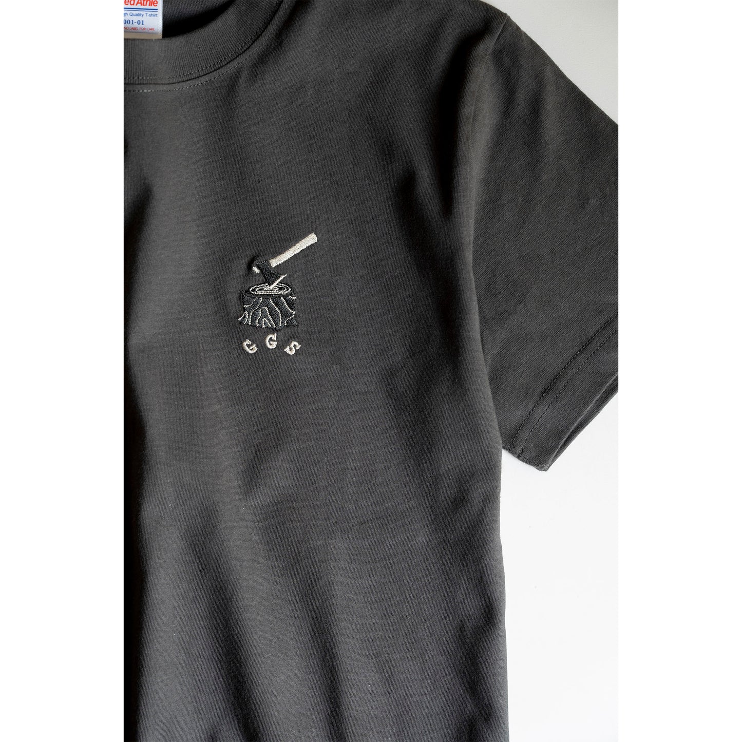 1　刺しゅうTシャツ 薪割り | 四々舎