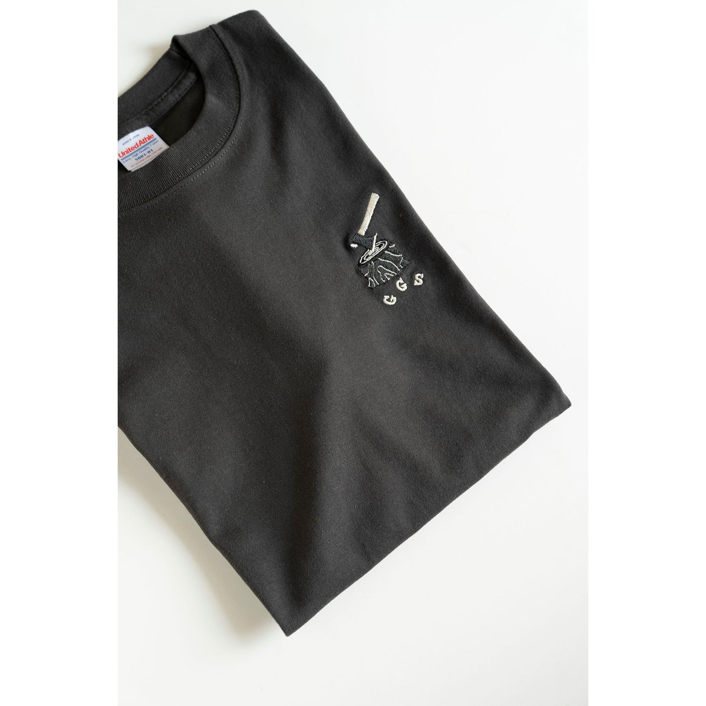 1　刺しゅうTシャツ 薪割り | 四々舎