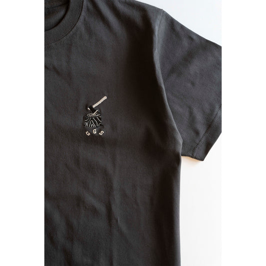 1　刺しゅうTシャツ 薪割り | 四々舎
